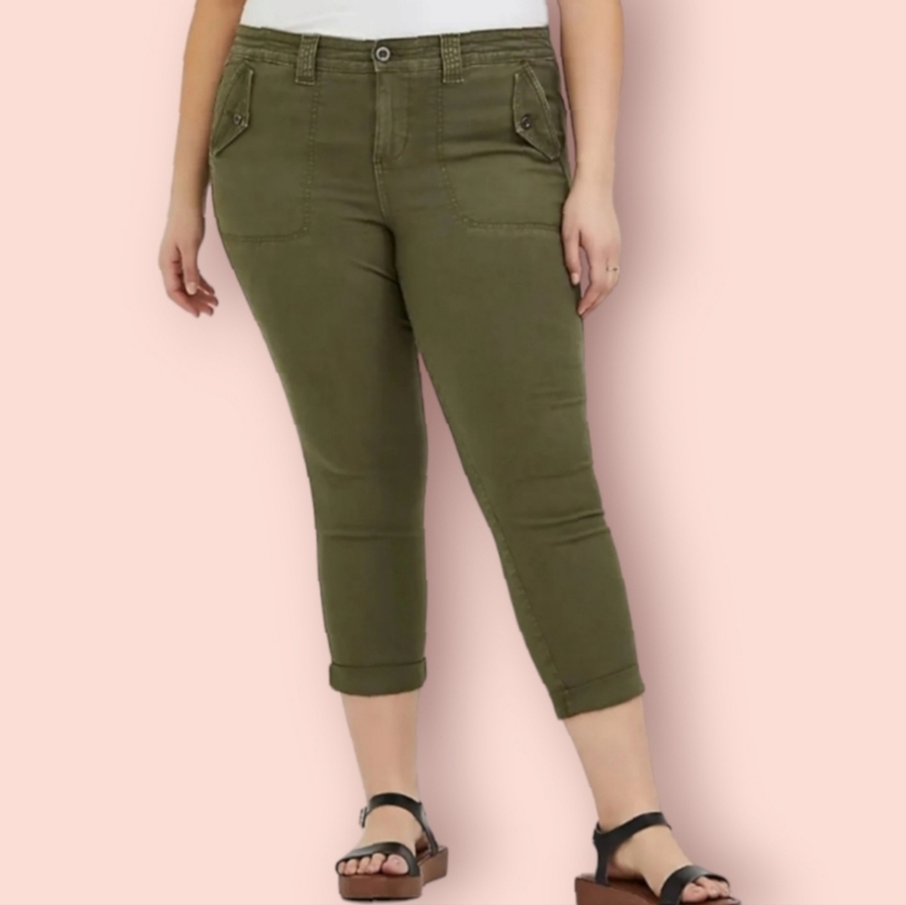 Torrid Olive Green Cropped Pants.‎ Size 18.